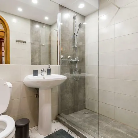 Lägenhet 1 Bedroom Near Old City Center