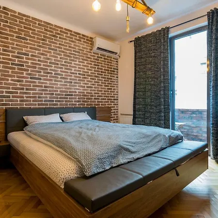 Lägenhet 1 Bedroom Near Old City Center